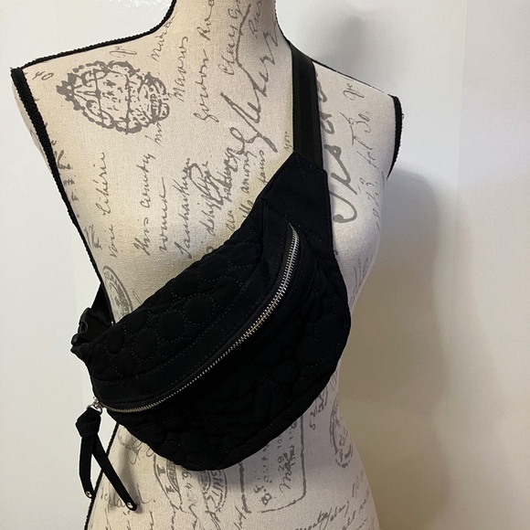 Vera Bradley Fanny Pack Quilted Black w/ Baroque Print Lining - Picture 1 of 7